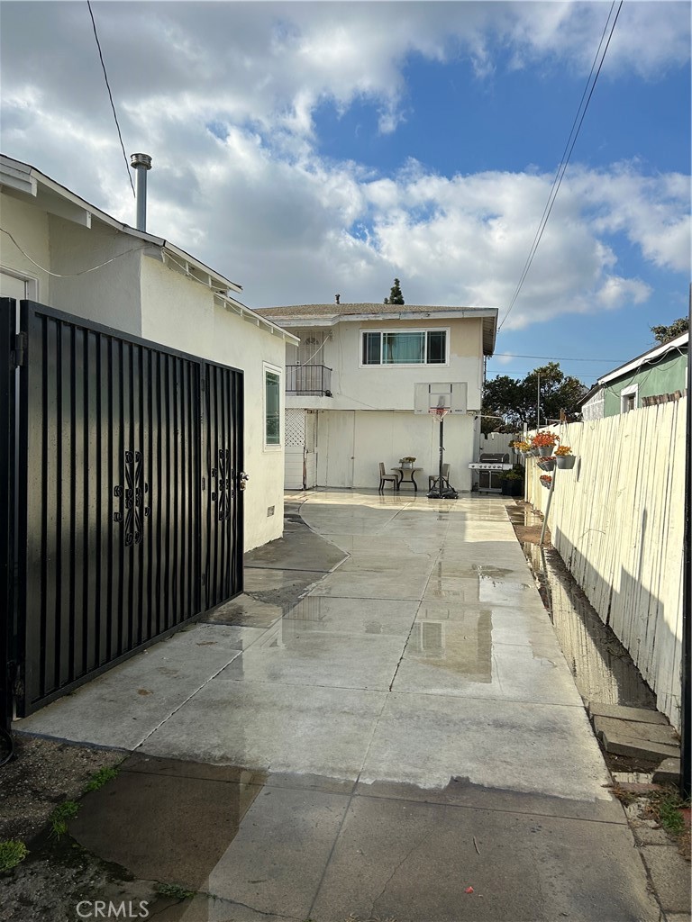 11031 Eastwood Avenue Property Photo 3