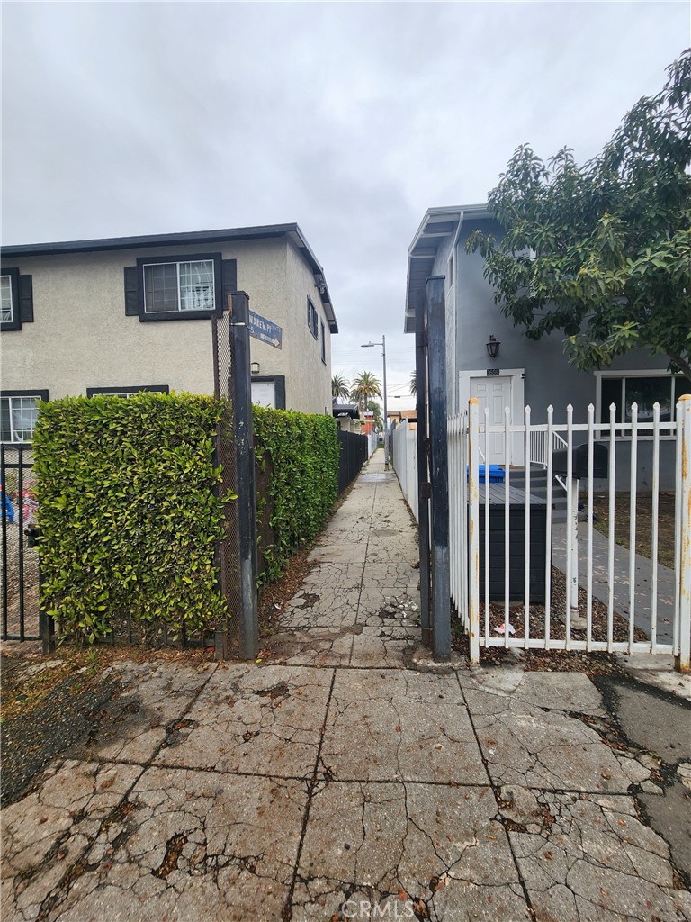 3803 S St Andrews Place Property Photo 12
