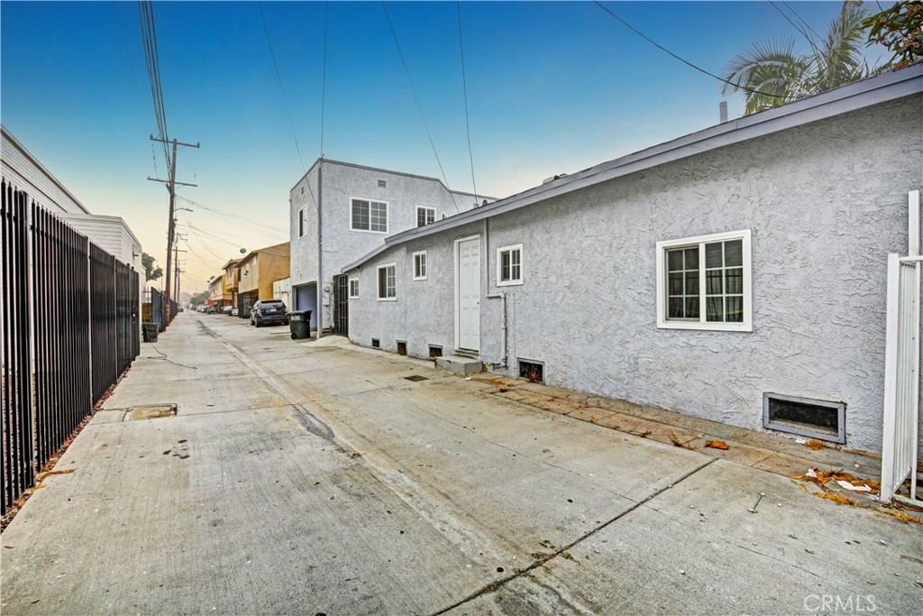 2514 Clarendon Avenue Property Photo 7