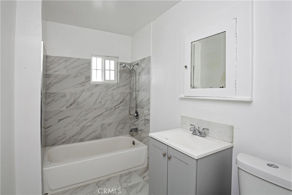 2514 Clarendon Avenue Property Photo 18