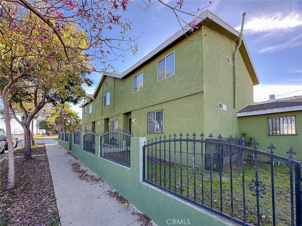 300 W 121st Street W Property Photo 2