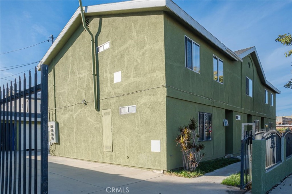 300 W 121st Street W Property Photo 3