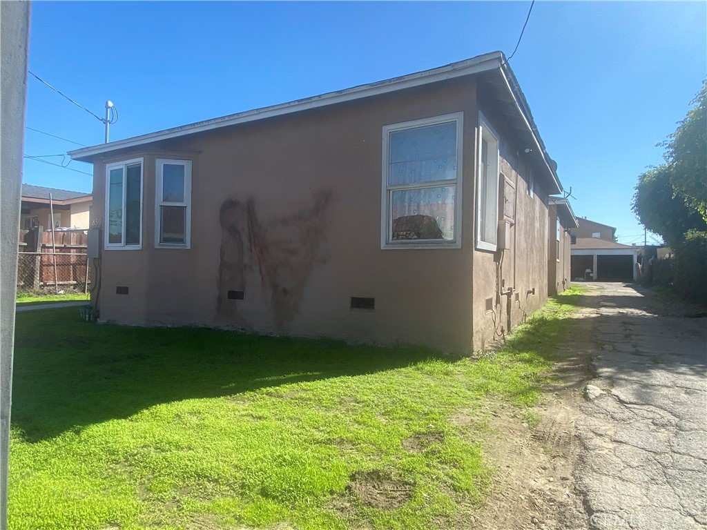 850 W 42nd Street Property Photo 2