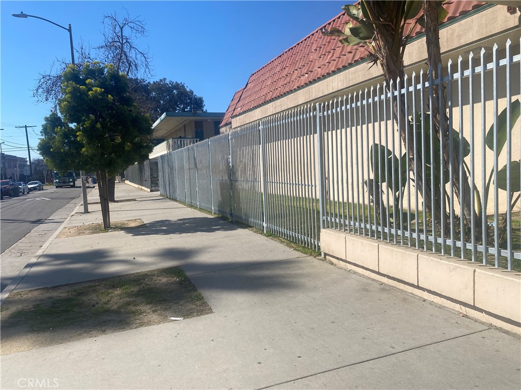 850 W 42nd Street Property Photo 4