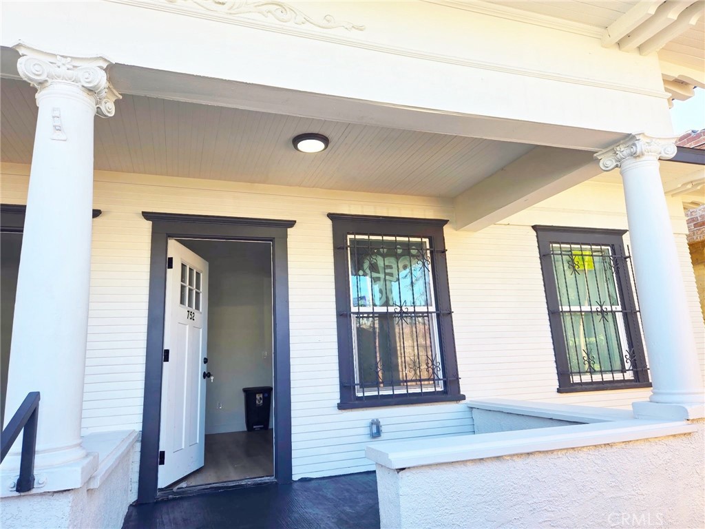 752 E 17th Street Property Photo