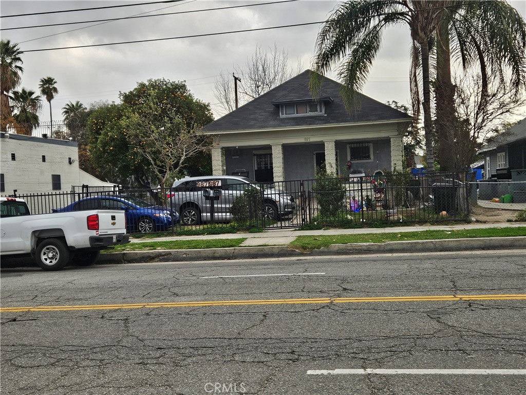 987 W Rialto Avenue Property Photo 3