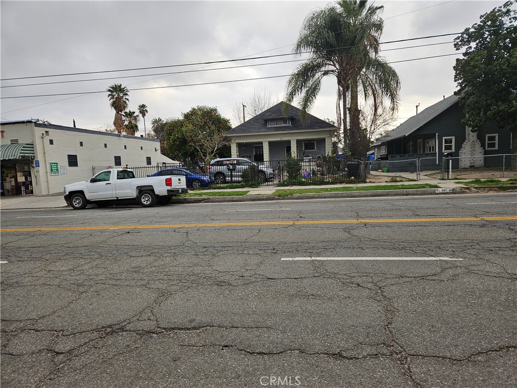 987 W Rialto Avenue Property Photo 4