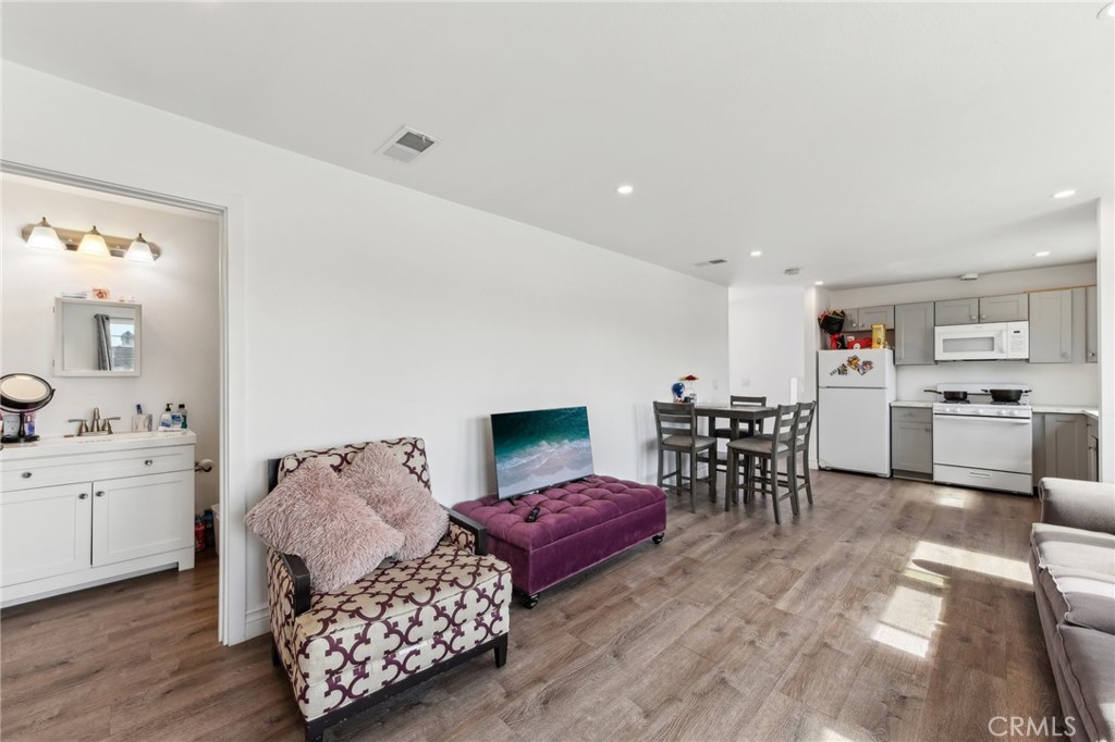 9320 Long Beach Boulevard Property Photo 6