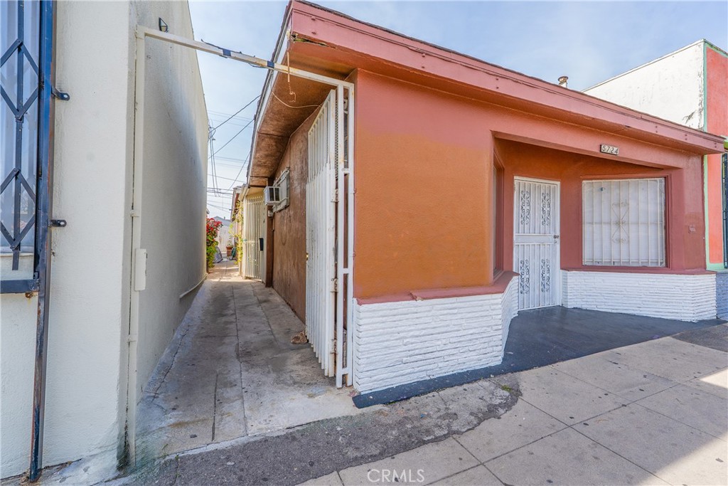 5724 E Beverly Blvd Property Photo 2
