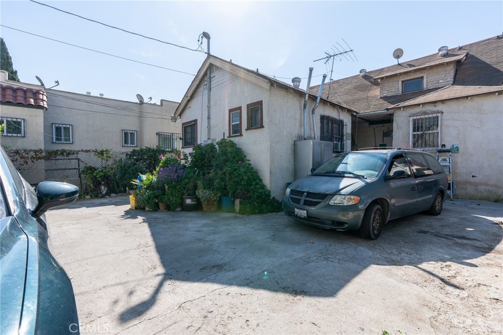 1217 W 39th Street Property Photo 7