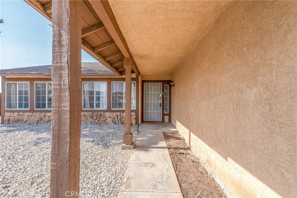 18414 Thomas Court Property Photo 3
