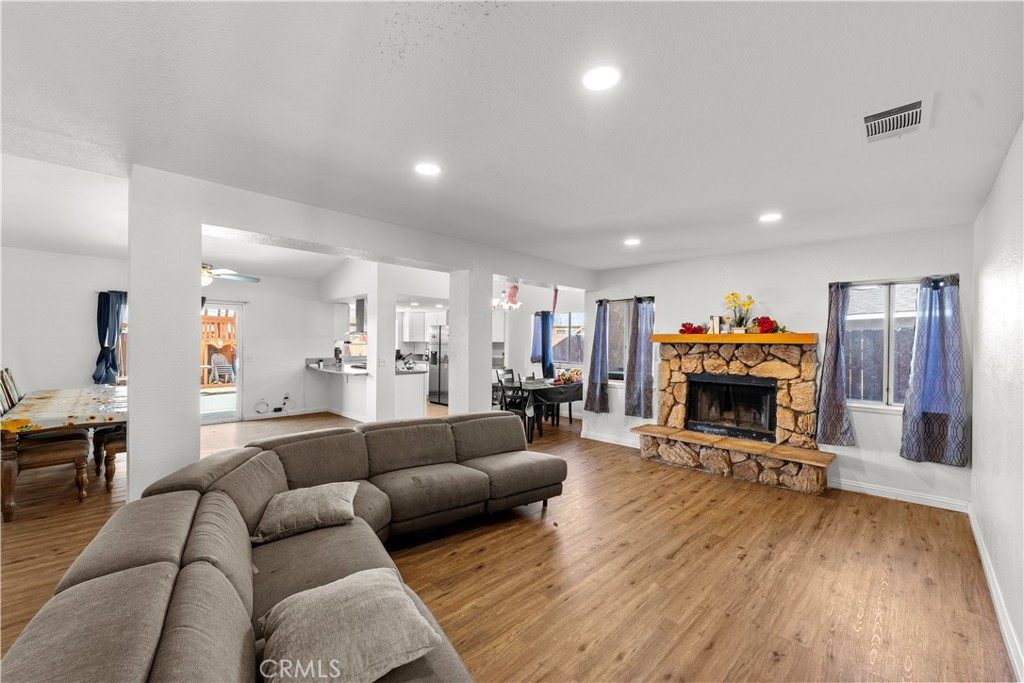 18414 Thomas Court Property Photo 4