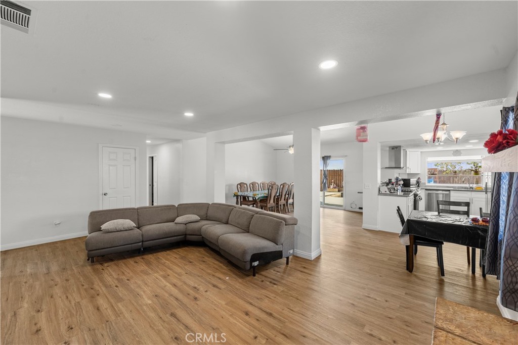 18414 Thomas Court Property Photo 5