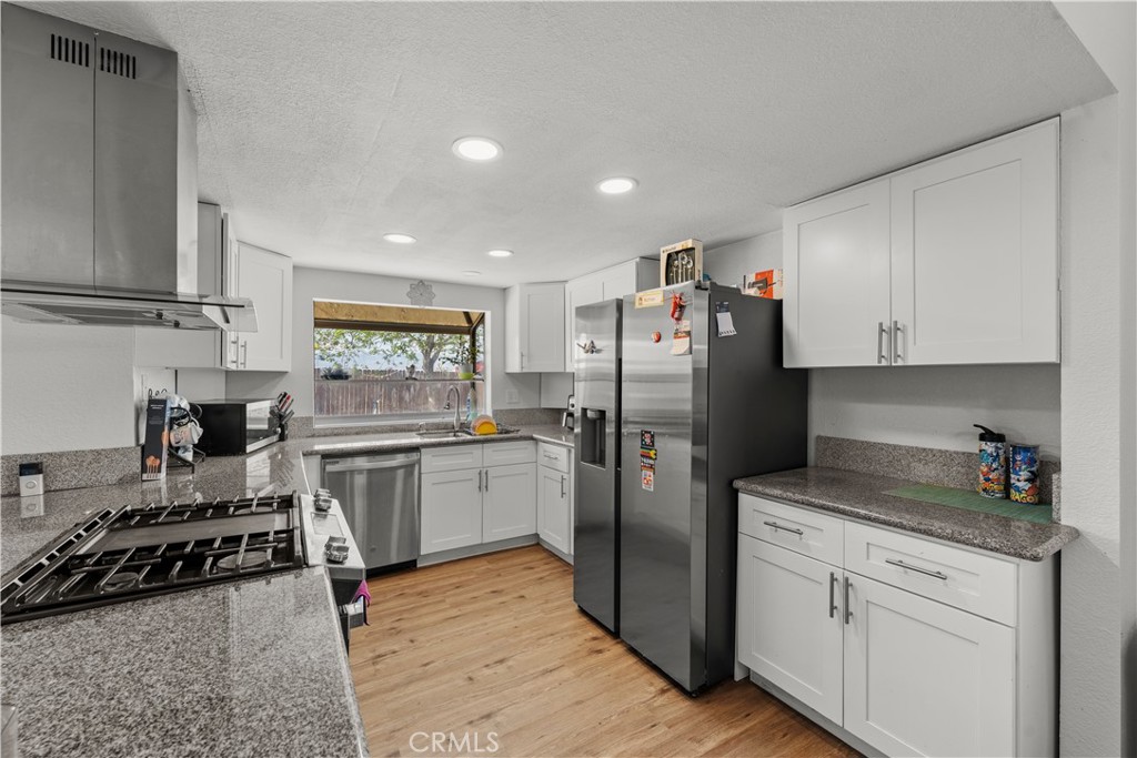 18414 Thomas Court Property Photo 10