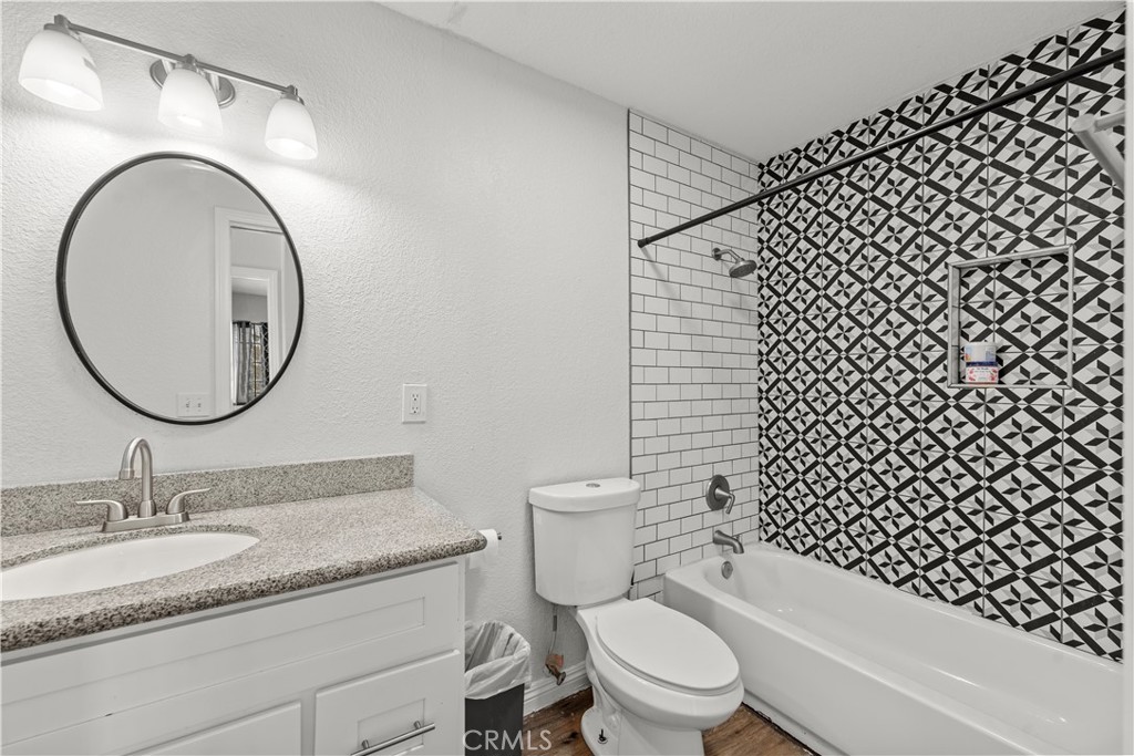 18414 Thomas Court Property Photo 12