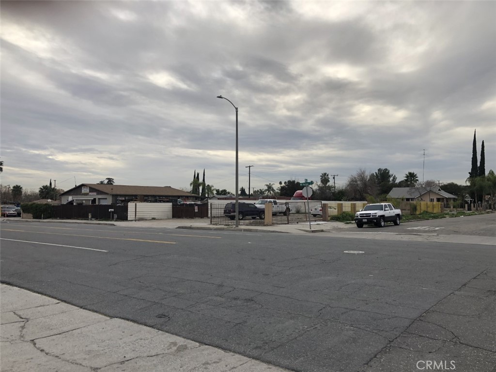 1098 N Mount Vernon Avenue Property Photo