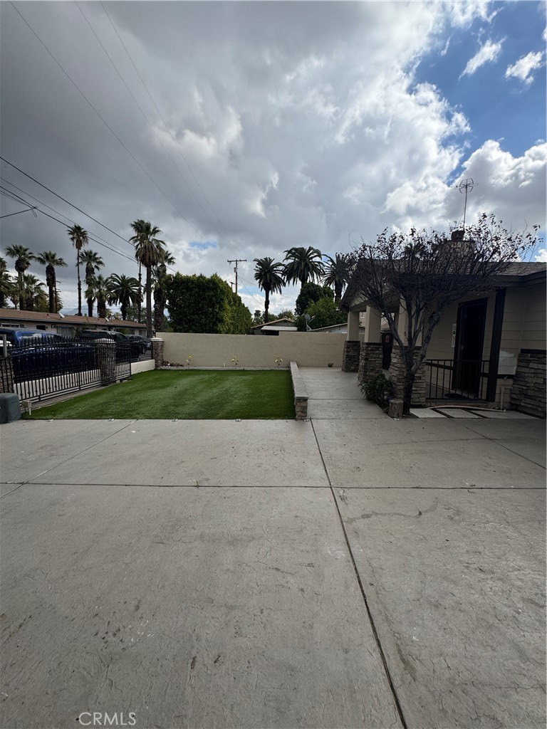 827 W Victoria Street Property Photo 3