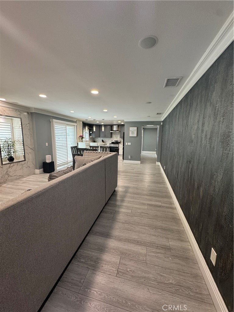 827 W Victoria Street Property Photo 6