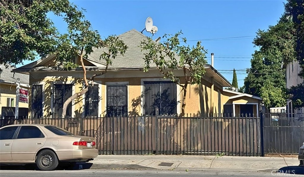 415 E Vernon Avenue Property Photo 1