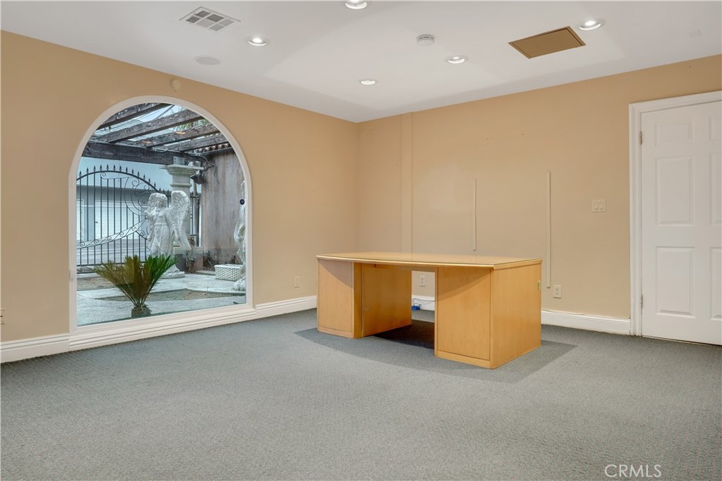 5717 E Beverly Boulevard Property Photo 6