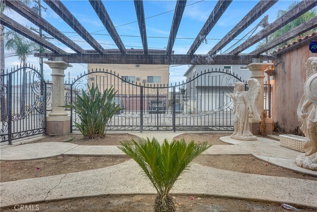 5717 E Beverly Boulevard Property Photo 7