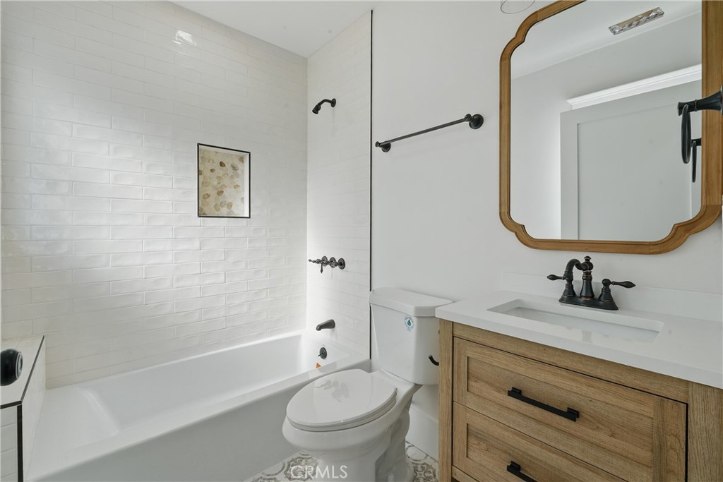 2111 S Bronson Ave Property Photo 16
