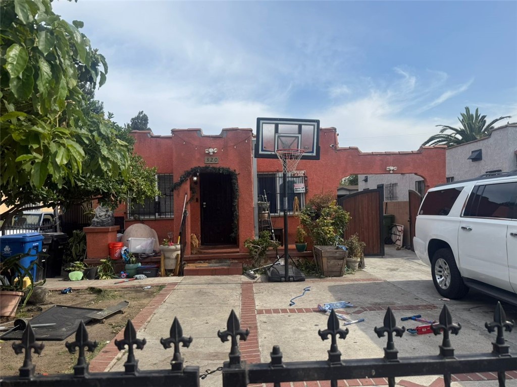 320 W 83rd Street Property Photo 1