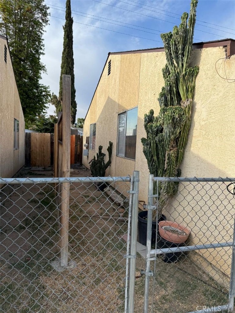 710 N Chester Avenue Property Photo 18