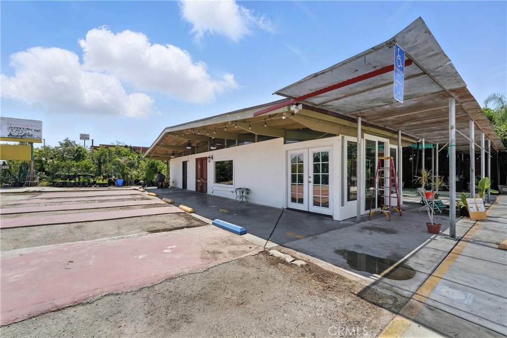 5236 Pomona Boulevard Property Photo 4