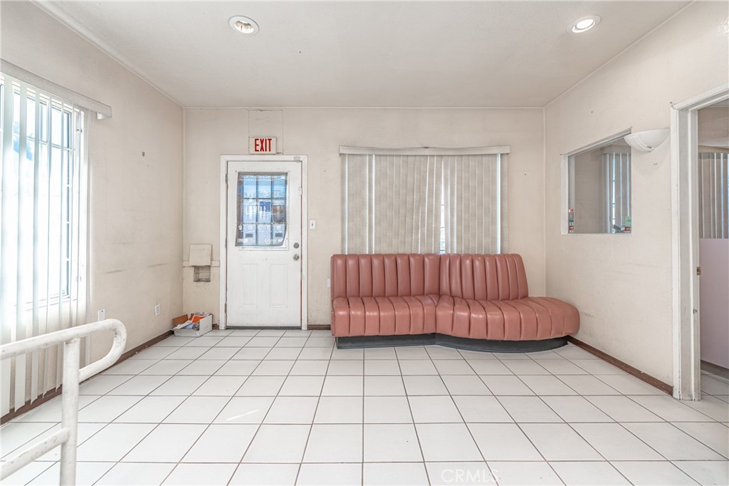 8464 California Avenue Property Photo 9