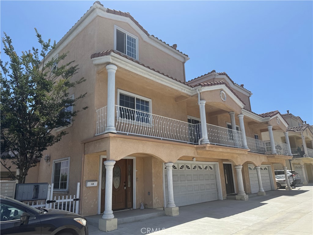 418 W 223rd Street Property Photo 1