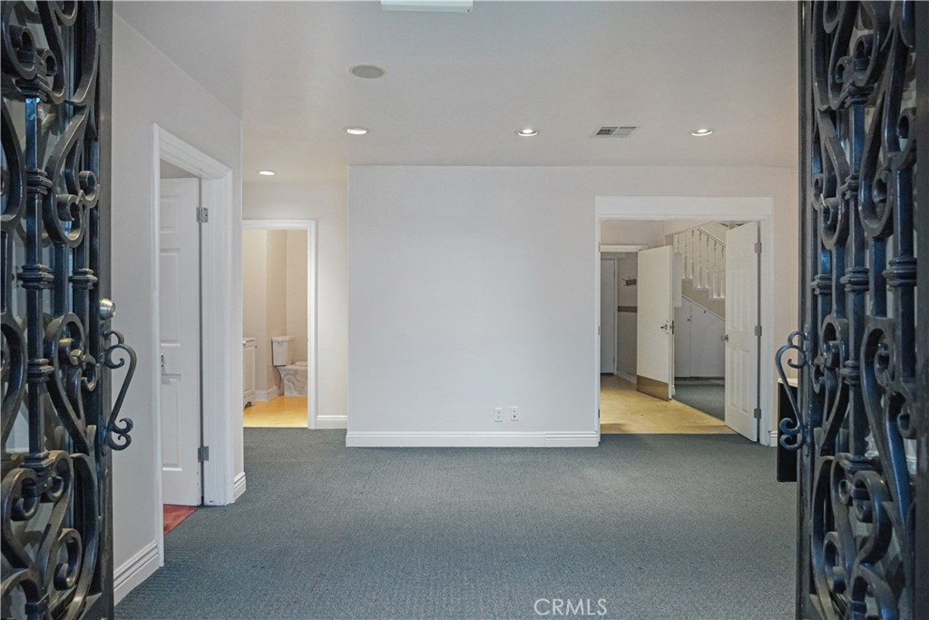 5717 Beverly Property Photo 4