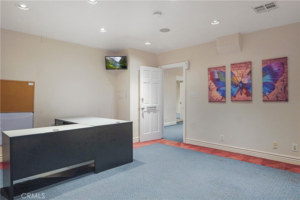 5717 Beverly Property Photo 6