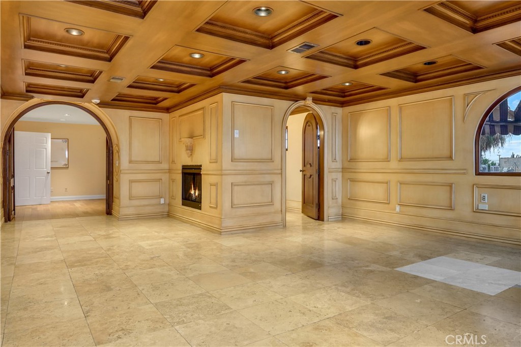5717 Beverly Property Photo 9