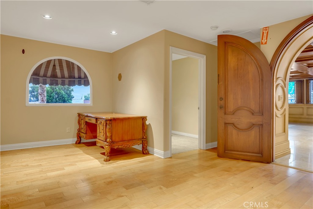 5717 Beverly Property Photo 11