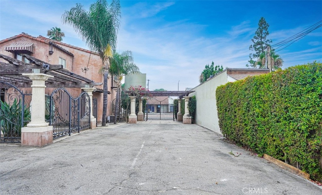 5717 Beverly Property Photo 15