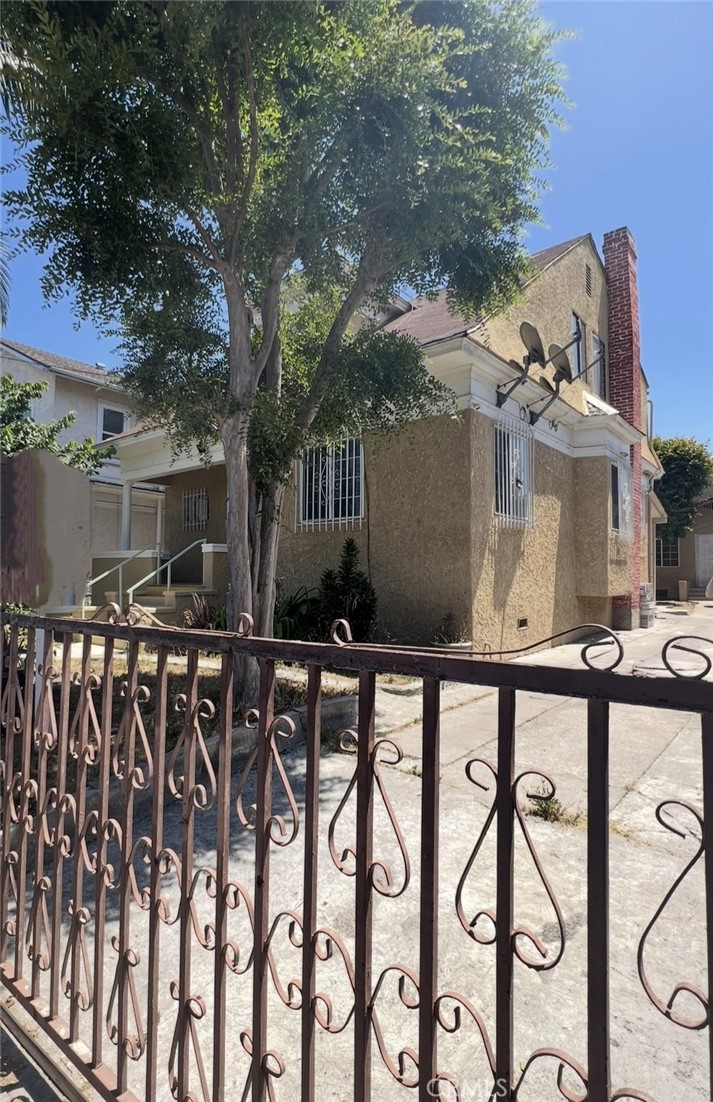 2820 S Budlong Avenue Property Photo 1