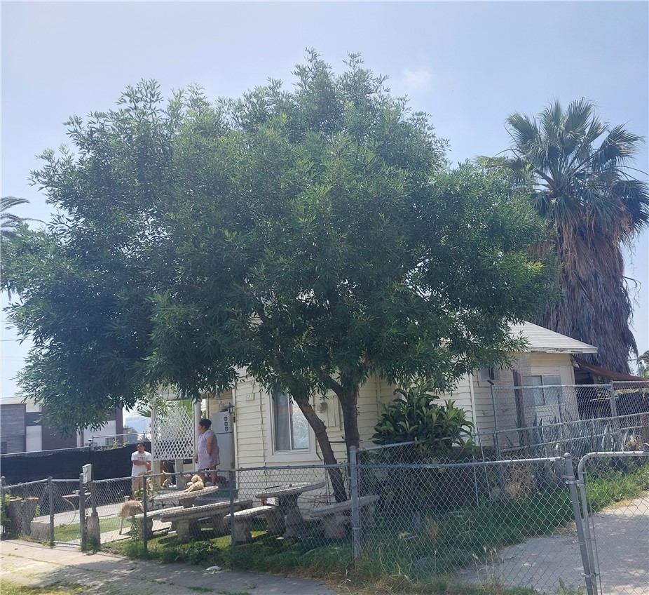 821 Spruce Street Property Photo 2