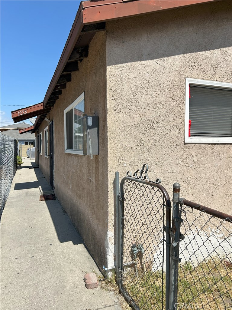 1233 1223 West 33rd Street Property Photo 1