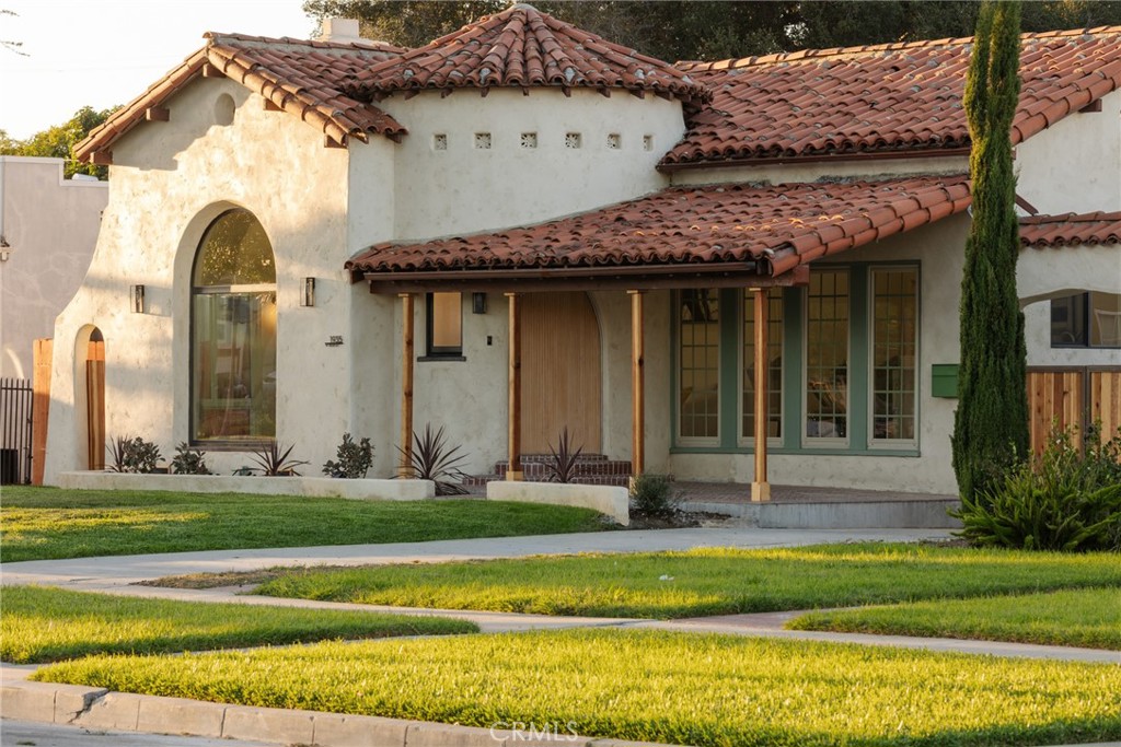 1935 W 76th Street Property Photo 1