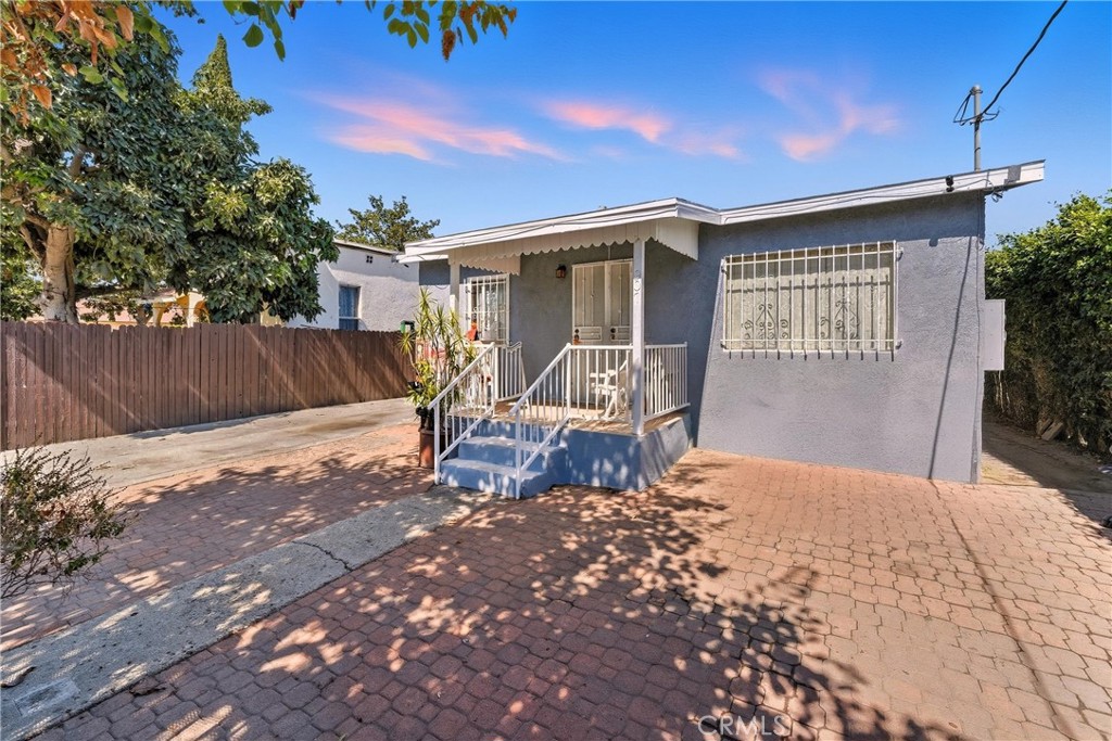 907 E 109th Place Property Photo 2