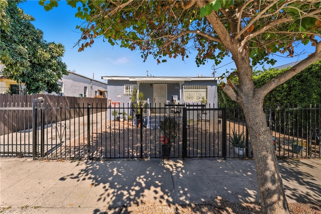 907 E 109th Place Property Photo 4