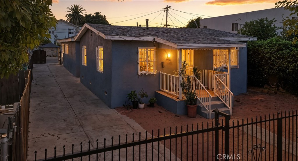 907 E 109th Place Property Photo 5