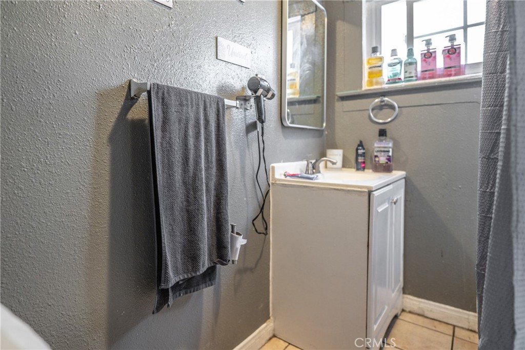 907 E 109th Place Property Photo 9