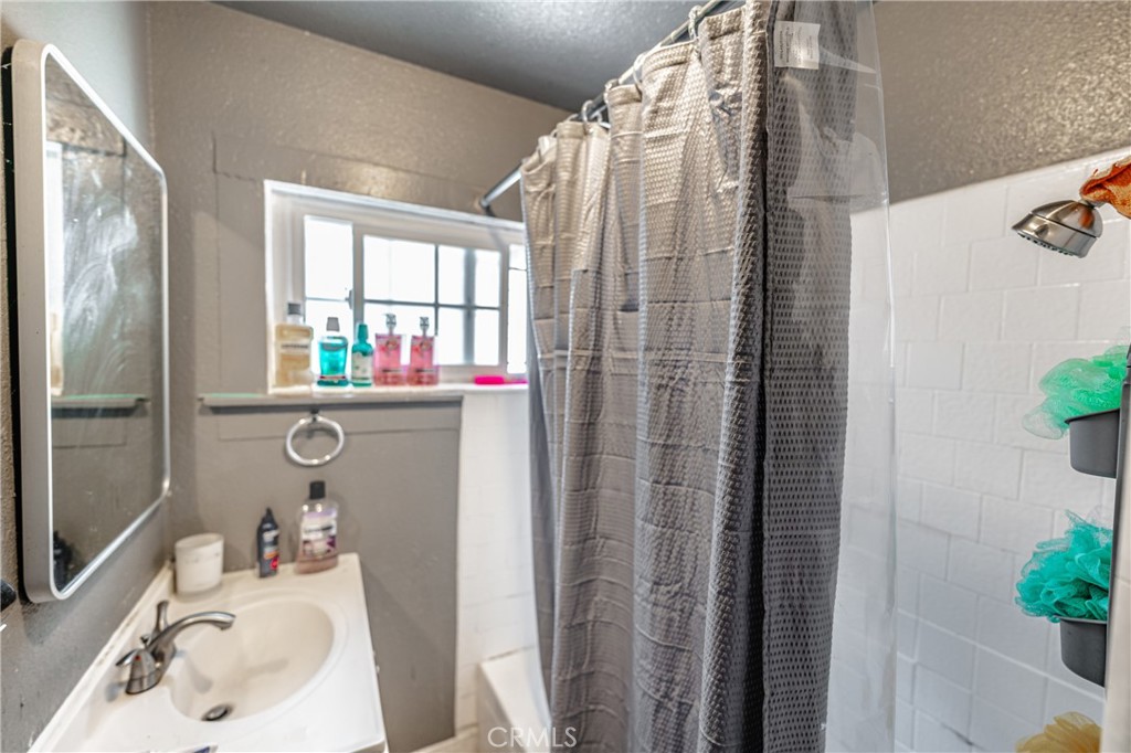 907 E 109th Place Property Photo 12