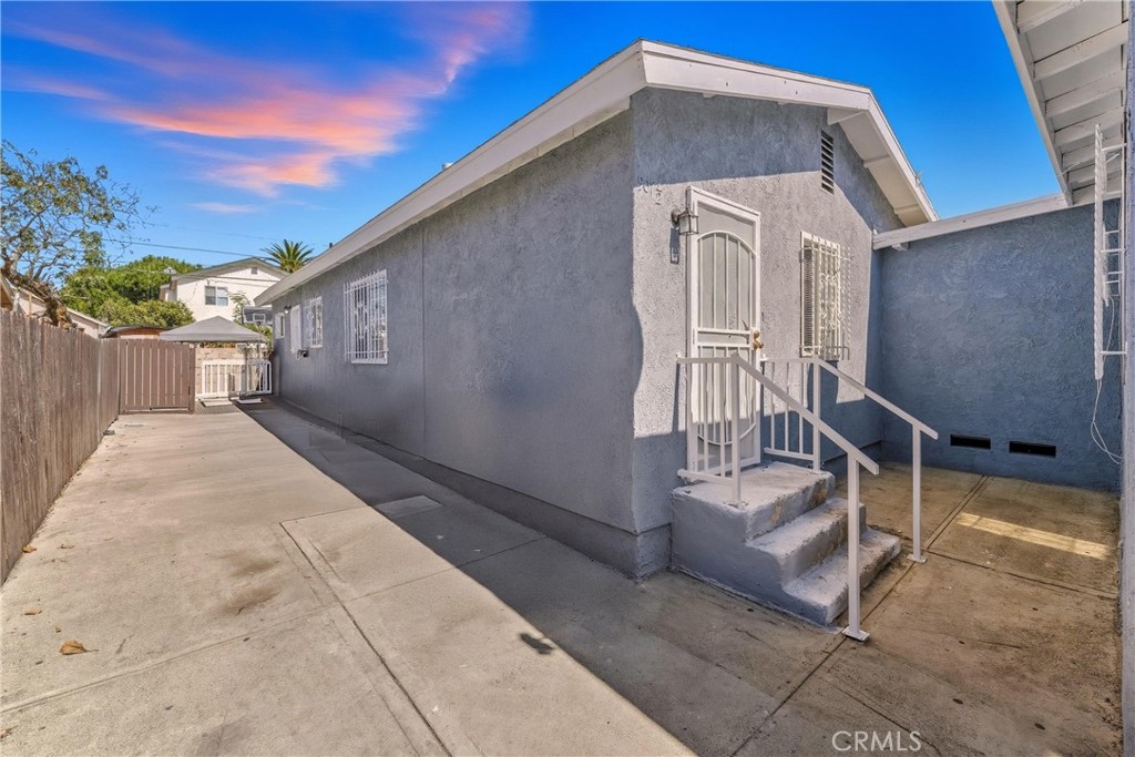 907 E 109th Place Property Photo 14