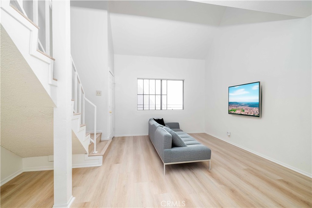 730 W 4th Street 413 Property Photo 2