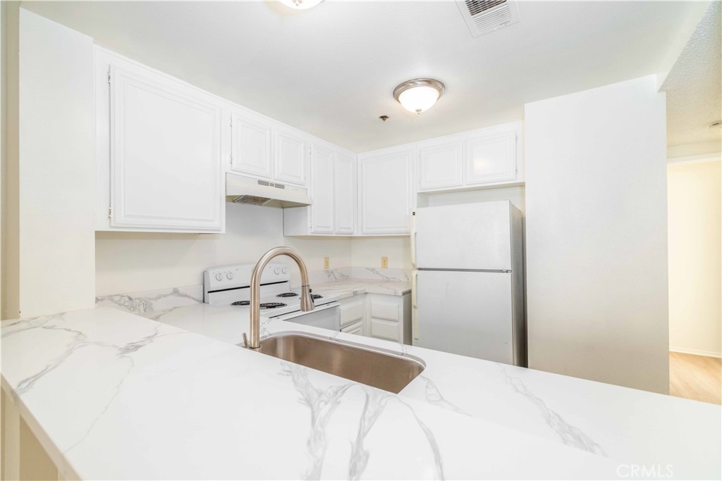 730 W 4th Street 413 Property Photo 6