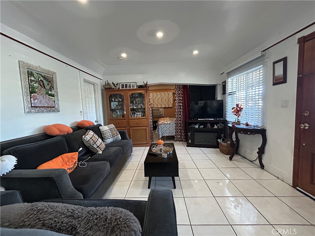 222 W 87th Property Photo 8