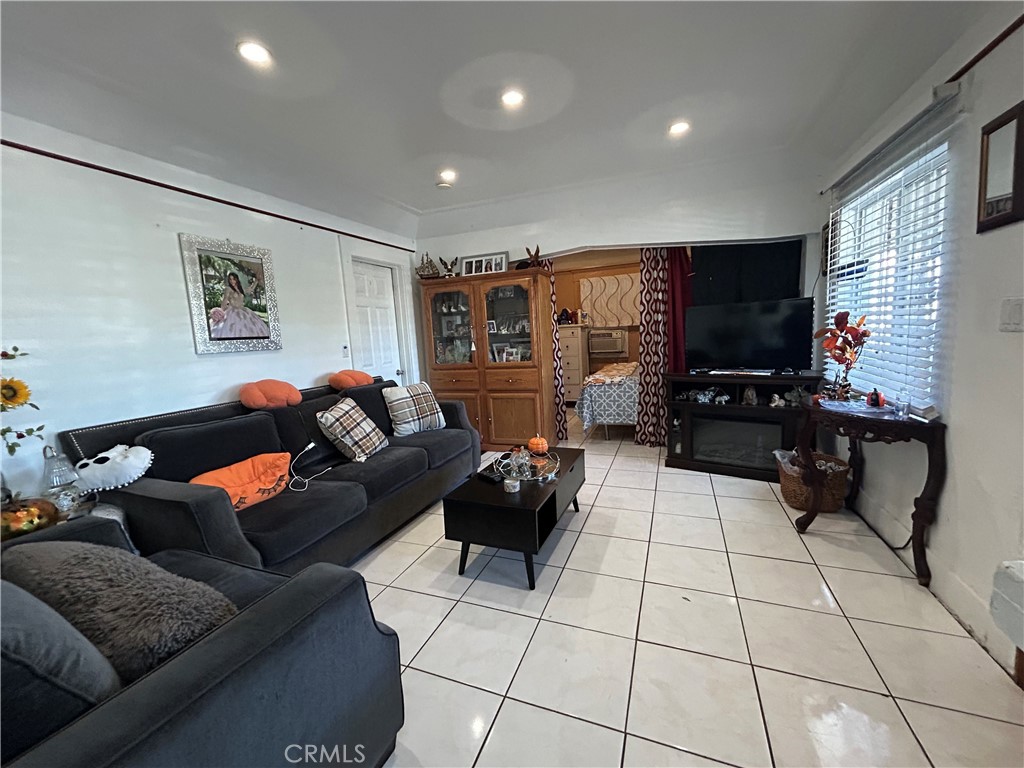 222 W 87th Property Photo 9